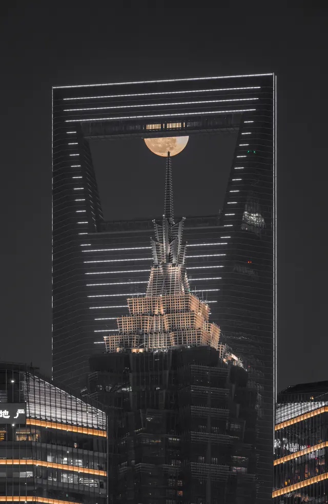 城市风光 · Nikon Z8, 320mm, f/6, stacked